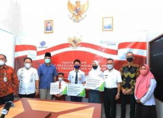 Simbolis Walikota Tarakan Serahkan Manfaat Beasiswa Jaminan Sosial Ketenagakerjaan