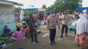 Personil Polsek Dolok Masihol Membagikan Masker ke Pasar Tradisional
