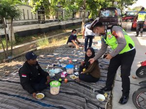Tekan Penyebaran Covid Satlantas Polres Kendal Bagikan Masker