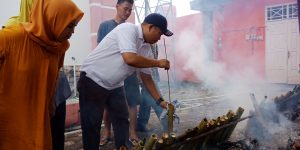 Tutup Ramadhan, Bupati Seluma Masak Lemang Bersama Warga di Rumdin