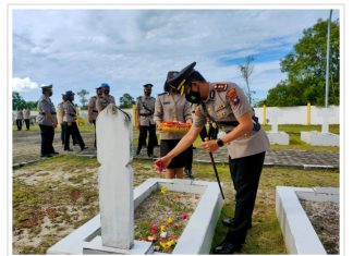 Polres Natuna Ziarah Ke Makam Pahlawan dan Tabur Bunga Peringati Hari Bhayangkara