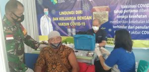 Babinsa Koramil 1206-06/Putussibau Utara Dampingi Petugas Puskesmas Lakukan Swab