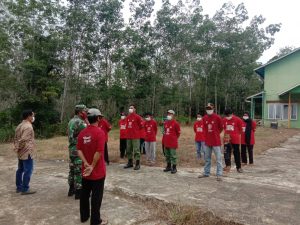 MEWUJUDKAN KEPEDULIAN TERHADAP KEBERSIHAN LINGKUNGAN BABINSA BERSAMA WARGA GOTONG – ROYONG BERSIHKAN lINGKUNGAN