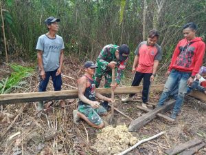 Kebersamaan Babinsa Bantu Bangun Rumah Warga