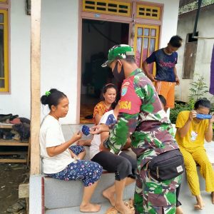 Peduli Kesehatan Warga Binaan, Babinsa Koramil 1206 – 17/Silat Hulu Mengimbau dan Bagikan Masker Gratis