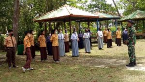 Untuk Menumbuhkan Jiwa Kekompakan, Personel Kodim 1206/PSB Latih Siswa-siswi PBB