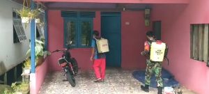 Cegah Penyebaran Covid-19 di Wilayah Binaan, Babinsa Koramil 1206 – 16/Seberuang Laksanakan Penyemprotan Disinfektan Bersama Satgas Desa Tangguh