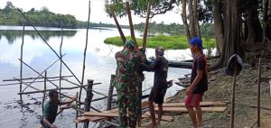 Babinsa Koramil 1206/01 Embaloh Hilir Warga Tingkatkan Sistem Keamanan