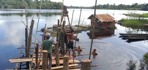 Wujudkan Lingkungan Yang Aman Dan Kondusif, Babinsa Bantu Warga Bangun Tempat Singgah Sekaligus Pos Pengamanan