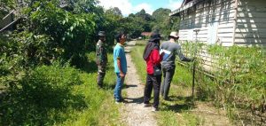 Tim PTSL Beserta Babinsa Serda Milinnius Melaksanakan Memasangan Patok Tanah