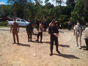 Babinsa Serma Beni Naptalia Sambut Bupati Kapuas Hulu