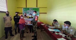 Dua Babinsa Kalis Saksikan Penyaluran BLT-DD Tahap 1 Desa Nanga Manday