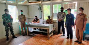 Babinsa Kalis Pantau Penghitungan Suara pada Pemilihan BPD di Bika Hulu