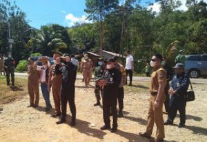 Danramil Batang Lupar Diwakili Babinsa Serma Beni Naptalia Sambut Bupati Kapuas Hulu
