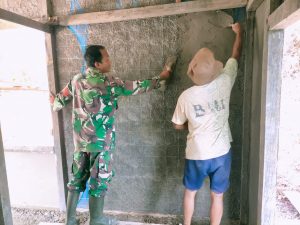 Babinsa Koramil 1206 – 17/Silat Hulu Karya Bakti Pos Kamling Bersama Warga
