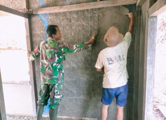 Babinsa Koramil 1206 – 17/Silat Hulu Karya Bakti Pos Kamling Bersama Warga