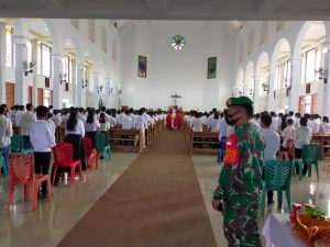 Babinsa Koramil 16/Seberuang bersama Bhabinkamtibmas dan Satgas Gugus Tugas Amankan Prosesi Perayaan Sakramen Krisma