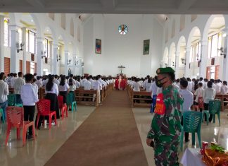 Babinsa Koramil 16/Seberuang bersama Bhabinkamtibmas dan Satgas Gugus Tugas Amankan Prosesi Perayaan Sakramen Krisma