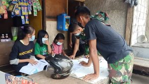 Pratu Hairil Mengajak Anak-Anak dengan Kegiatan Belajar Bersama