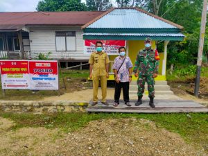 Babinsa Laksanakan Protokol Kesehatan Bersama Kades Di Posko COVID-19