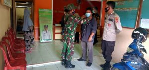 Aksi Babinsa Gigih Bagikan Masker Guna Pencegahan Warga Desa Martadana Pengkadan