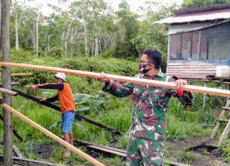 Warga Bikin Rumah, Babinsa Kalis Sumbang Tenaga