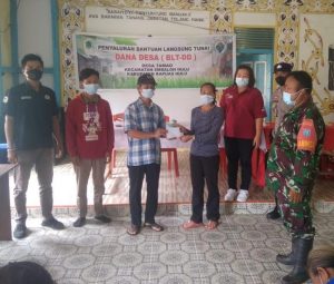 Babinsa Koramil 1206 – 05/Embaloh Hulu, Dampingi Pembagian BLT Dana Desa
