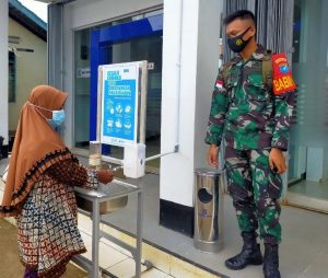 Babinsa Jajaran Koramil 02/Semitau Laksanakan Pendisiplinan Protokol Kesehatan