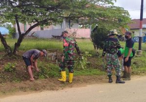 Koramil 11/Silat Hilir Gotong Royong Bersama Masyarakat Desa Miau Merah