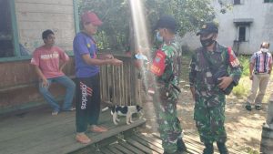 Lindungi Warga Dari Covid-19, Babinsa Koramil  Bagikan Masker Gratis