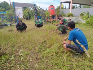 Babinsa Dengan Masyarakat Melaksanakan Gotong Royong