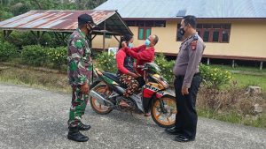 Sinergitas Babinsa Dan Bhabinkamtibmas Bagikan Masker Gratis Untuk Masyarakat
