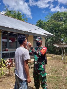 Putus Mata Rantai Virus Covid19, Babinsa 14/Hulu Gurung Terus Bagikan Masker
