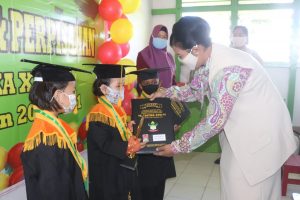 Ketua Persit KCK Kodim 1206/Putussibau Wisuda 31 Murid TK Kartika XVII – 14 Putussibau