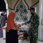 Ikuti Pengajian Ibu-ibu, Satgas TMMD Kodim 0510/Trs Berikan Masker