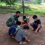 Ingat Masa Kecilnya, Pratu Yulian Ferbry Asik Bermain Kelereng Bersama Anak-Anak Desa Jambe