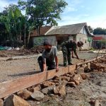 Pemasangan Papan Cor di TMMD Ke-111 Jambe