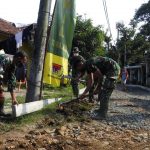 Satgas TMMD ke 111Bersama Warga Pasang Papan Cor