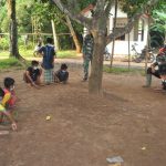 Anak -anak Kampung Daraham Mukanya Ceria Saat Di Ajak Bermain Oleh Anggota Satgas