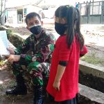 Kebersamaan Anggota Dansatgas TMMD Ke-111 Dengan Anak-Anak Kammpung Darham