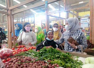 Ratusan ASN Pemkab Berbelanja di Pasar Rakyat