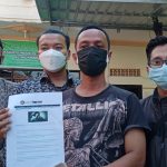 Kuasa hukum dari Ponpes Al Munawwaroh Kelurahan Margadana, Kota Tegal menunjukan bukti pemberitaan yang mencemarkan nama baik kliennya.