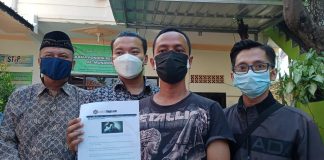 Kuasa hukum dari Ponpes Al Munawwaroh Kelurahan Margadana, Kota Tegal menunjukan bukti pemberitaan yang mencemarkan nama baik kliennya.
