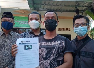Kuasa hukum dari Ponpes Al Munawwaroh Kelurahan Margadana, Kota Tegal menunjukan bukti pemberitaan yang mencemarkan nama baik kliennya.