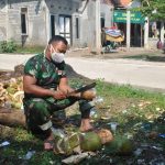 Minum Kelapa MUda Bersama Warga