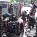 Anggota Satgas Bangun Saluran Air Bersama Warga
