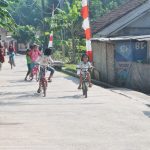 Anak-Anak Tidak Takut Lagi Tergelincir, Bermain sepeda di Jalan Hasil Betonisasi Satgas TMMD ke-111 Jambe