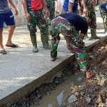 Satgas TMMD Semangat Kerjakan Finising Jalan Yang Sudah Di Cor