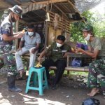 Anggota satgas TMMD Komsos Bersama Perangkat Desa Ketua Rt
