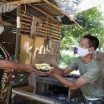 Dukung TMMD, Emak Iyum Bawa Makanan Untuk Satgas TMMD